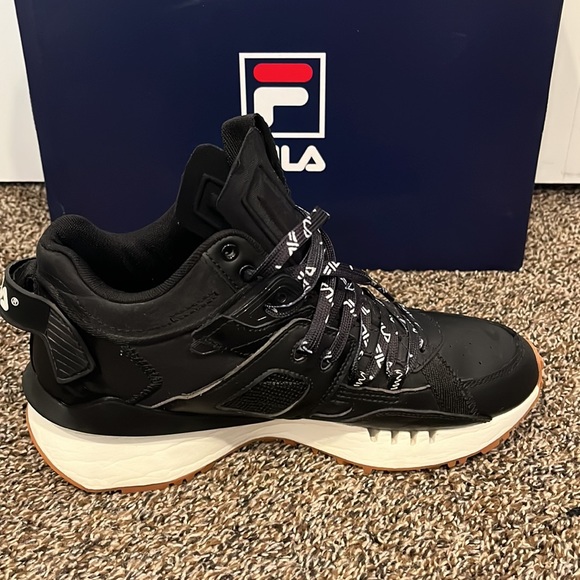 Fila sneakers size 10 - Picture 3 of 8